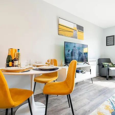 Maevela - Jungle Vibe Luxury Centre 1 Bed - New Build - Centre, Digbeth - Rooftop Terrace - Ps4 & Smart Tv's *