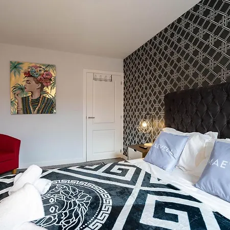 Maevela - Jungle Vibe Luxury Centre 1 Bed - New Build - Centre, Digbeth - Rooftop Terrace - Ps4 & Smart Tv's *