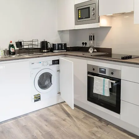 Maevela - Jungle Vibe Luxury Centre 1 Bed - New Build - Centre, Digbeth - Rooftop Terrace - Ps4 & Smart Tv's Apartment *